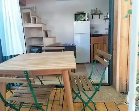 La Au Fond Du Jardin *